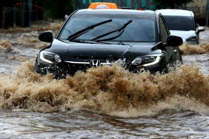Gak Usah Panik Mobil Kena Banjir! ini Solusinya